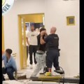 (Video) Haos u grčkom raju: Masovna tuča turista i policije ispred restorana na Mikonosu
