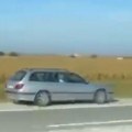(Video) Pun gas u kontra smeru zaustavnom trakom! Opasna vožnja snimljena na auto-putu ka Novom Sadu