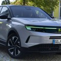 Grandland zamenio Opelov logotip signalima za pešake