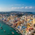 Malo italijansko ostrvo je biser napuljskog zaliva Nije preskupo, a ni krcato, a u oktobru i novembru temperature su još uvek…