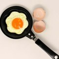 Bez lepljenja i bez masnoće: Tajna savršenih prženih jaja je u jednoj sitnici