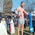 Милан стигао први до часног крста: У Власотинцу у богојављенском пливању учествовало 108 пливача