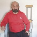 Borba Đorđa rasplakala Srbiju: Bez noge razvlači kore oslonjen na stolicu, posle 30 godina rada preti mu ulica