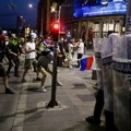 Incident kod Predsedništva: Učesnici protesta gađali policajce bakljama i kamenicama, policija ih potiskuje