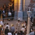 Pogledajte fotografije sicilijanske svadbe Dua Lipe i Kaluma Tarnera, pevao im Elton Džon