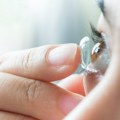 Naučnici napravili kontaktna sočiva koja sama popravljaju ogrebotine – bez potrebe za zamenom