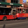 Nesreća u Beogradu - autobus se otkačio sa kamiona koji ga je šlepovao i udario u tramvaj