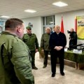 Lukašenko dobio neobičan poklon: Uručena mu prva automatska puška proizvedena u Belorusiji (foto)