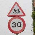Ograničenje 30 km/h u zoni škole oprašta detetu grešku i daje šansu da preživi