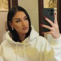 (Foto) Stefani Grujić objavila snimak uhapšenog Vrenika Šalje joj srce preko video poziva, ona mu poručila jedno