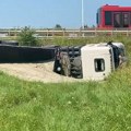 Prve slike tragedije na Ibarskoj: Kamion sleteo sa puta, vozač nastradao na licu mesta