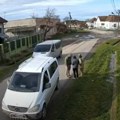 Brutalna mobilizacija ukrajinaca: Pakuju ih na ulici, parkirana dva kombija (video)