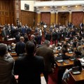 Конститутивна седница парламента на ивици инцидента - тензије, псовке, кошкање, реаговало обезбеђење