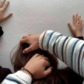 Жену вукао за косу, давио је и ударао у главу: Језиво породично насиље у Београду: Насилник ухапшен