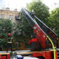 Požar u soliteru kod hale "Pionir": Kulja crni dim, 15 vatrogasaca u Carigradskoj ulici gasi vatru (foto, video)