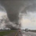 Tornado odneo 11 života Apokaliptični prizori nakon prirodne katastrofe u Americi (video)