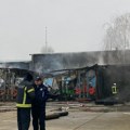 Od magacina ostalo zgarište: Jezive slike sa mesta požara u Zemun polju: "Čuo sam jaku eksploziju, a onda video plamen"…