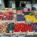 Cene jagoda na pijacama otišle u nebo! Jabuke i uvozno povrće skuplje nego prošle godine