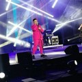 Nazdravljala na sceni:Mariju Šerifović na koncertu sačekalo ogromno iznenađenje (foto/video)