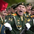 Makron i Tusk kritikovali lidere zbog prisustva na paradi u Moskvi