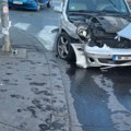 Žestok sudar u centru Batajnice: Jedan automobil potpuno unište, delovi vozila rasuti po putu (foto)