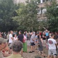 Policija čuvala zid sa trobojkama, Novosađani bukom dali podršku pretučenom komšiji