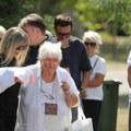 Počeo pomen Popoviću: Suzana i ćerka Aleksandra na ivici suza, Sašina sestra zaplakala pored groba
