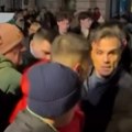 Incident na protestu u Novom Sadu zbog albanske zastave: Okupljeni oterali Miodraga Kapora sa Trga slobode, došlo do guranja…