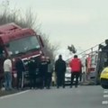 Kilometarska kolona na autoputu! Haos kod petlje Smederevo-Kovin, kamion završio pored puta (video)