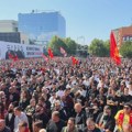 Okupljeni krenuli sa trga u Prištini ka sedištu Euleksa nakon presude u Hagu