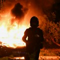 Demonstranti bacili molotovljev koktel na policajca, kamere sve snimile: Haos u Parizu, oglasio se ministar