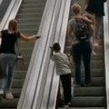 Užas na pokretnim stepenicama Ljudi se survali jedni preko drugih, troje teško povređeno