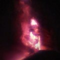 "У фази пред узбуну": Вулкан Етна еруптирао, огроман стуб лаве снимљен камером (видео)