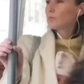 Vozila se u metrou, a sve oči su bile uprte u njene grudi: Ono što je virilo iz kaputa niko nije mogao da ignoriše (video)