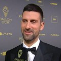 VIDEO Đoković gost iznenađenja na dodeli Zlatne lopte: Navijači ga saletali, postavljeno mu i nezgodno pitanje