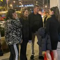 (Foto) Vojin Ćetković sa bliznakinjama u društvu Nataše Ninković i muža: Mila i Vera više nisu male! Okupili se svi u…
