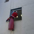Deda Mrazovi niške Gorske službe podelili paketiće mališanima na Dečijoj klinici