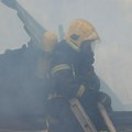 "Krvavo nebo" nad banjom u Bezdanu: Plamen se diže nekoliko metara uvis, vatrogasci na terenu