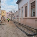 „Ne otvaramo prozore već godinu dana“: Almaški kraj u jeku obnove, stanare muči prašina i blato (FOTO)