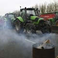 Traktorima i balama sena blokirali saobraćaj na aveniji: Protest farmera se oteo kontroli, uhapšeno preko 60 ljudi