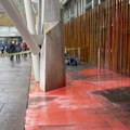 Škotski parlament poprskan crvenom bojom: Nastavljaju se protesti zbog prehrambene nesigurnosti