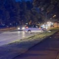(Видео): Саобраћајка у Бањалуци: Аутомобилом се закуцао у стуб уличне расвете, причињена материјална штета