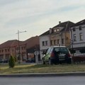 Neverovatne scene iz Čačka, građani u šoku: Vozilo auto-škole ostavljeno nasred zelene površine u kružnom toku! (foto)