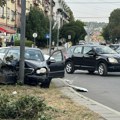 Automobil se zakucao u banderu, vozilo potpuno uništeno: Teška saobraćajna nesreća u centru Čačka (foto)