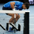 Đoković izgubio gem, pa otišao u svlačionicu! Baš loše scene na Australijan openu, Novak se povredio protiv Alkaraza