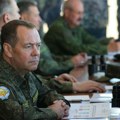 Medvedev: U slučaju prave provokacije na Dan pobede niko ne može garantovati da će u Kijevu osvanuti 10. maj