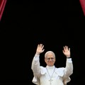 Novi papa delio autograme: Potpisivao i bejzbol lopte