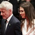 Šon Pen u na festivalu u Kanu s 34 godine mlađom devojkom: Razlika u godinama nije jedini razlog zbog kog su svi gledali u…
