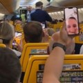 Neviđena drama u avionu, putnici vrištali od straha Pijana žena podivljala i uputila jezive pretnje, kamera sve zabeležila…