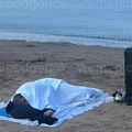 Muškarac prekriven čaršavom na plaži u Rafailovićima: "Hotel sa 5 zvezdica, pod otvorenim nebom"